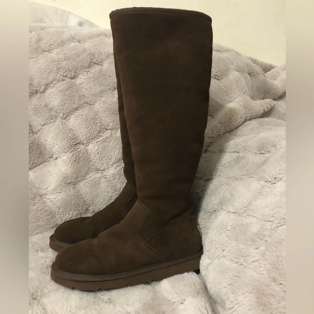 Rare Ugg Sunrise knee length sheepskin ladies boots. Dark brown color.Size US 7 - Picture 6 of 6